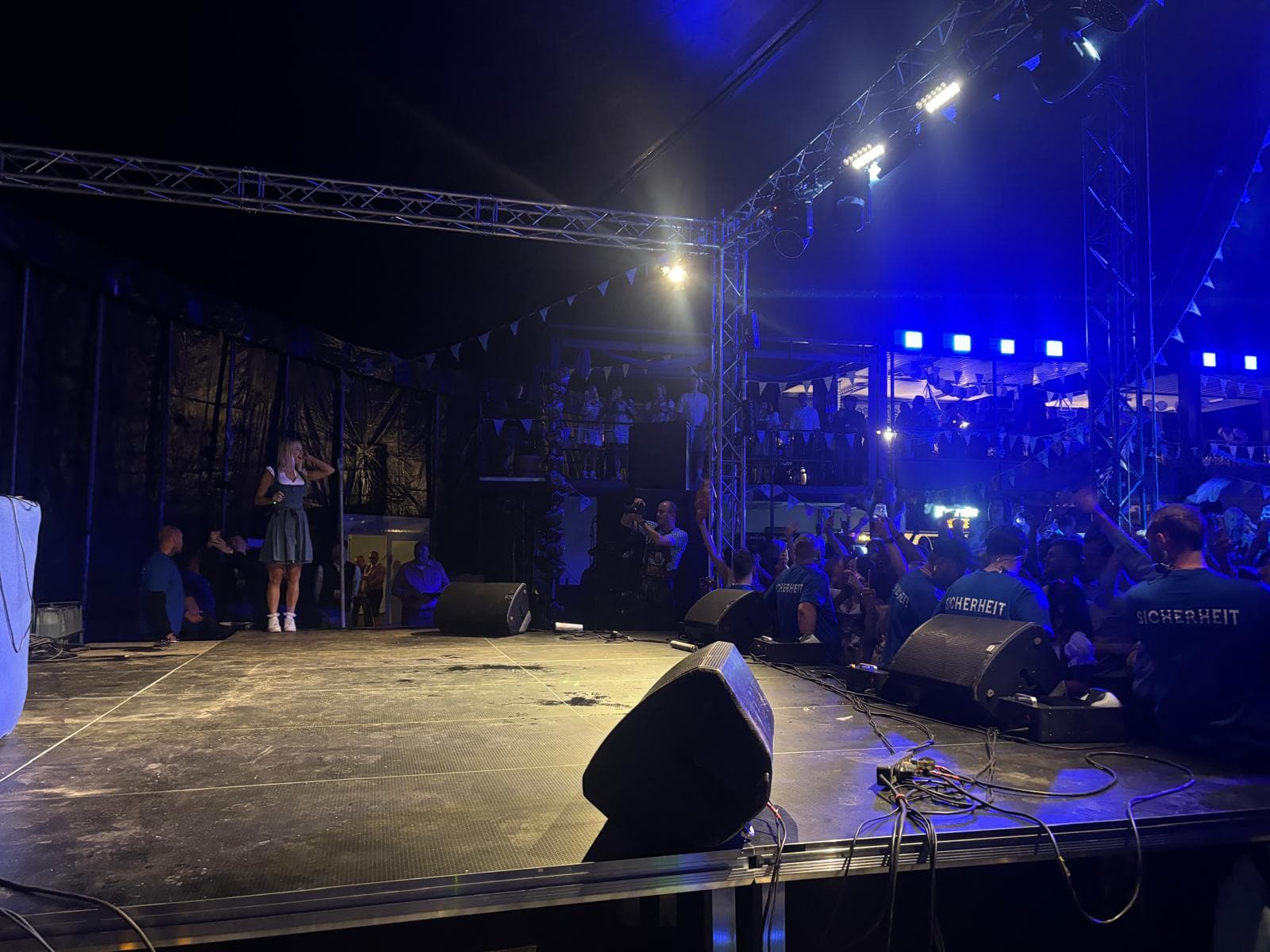 Sicherheitsmitarbeiter direkt vor der Bühne beim Oktoberfest Halle 2026
