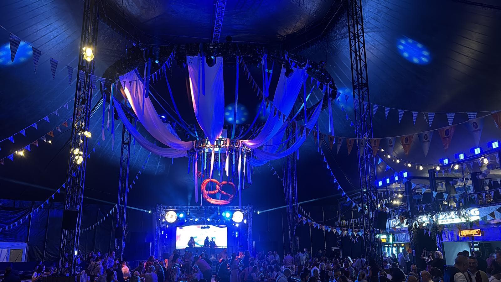 Blick in das blau-weiß dekorierte Festzelt beim Oktoberfest Halle 2026