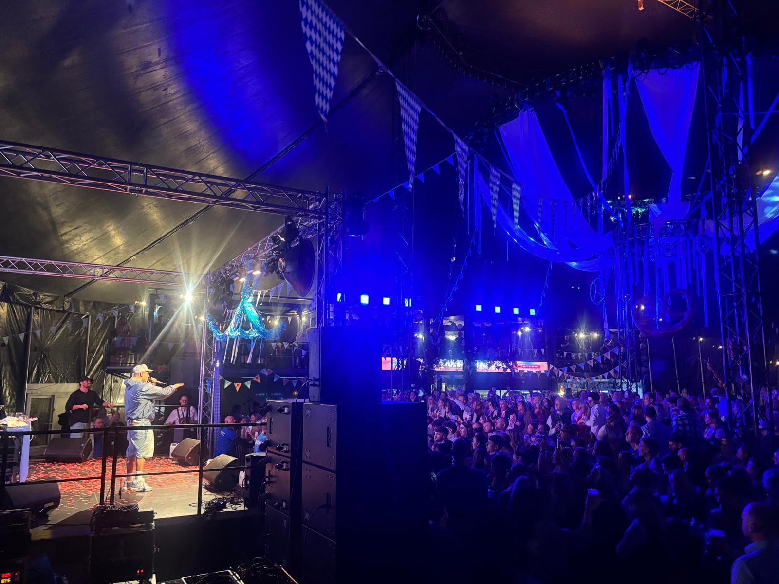 Bühne und Publikum während des Oktoberfests 2026 in Halle